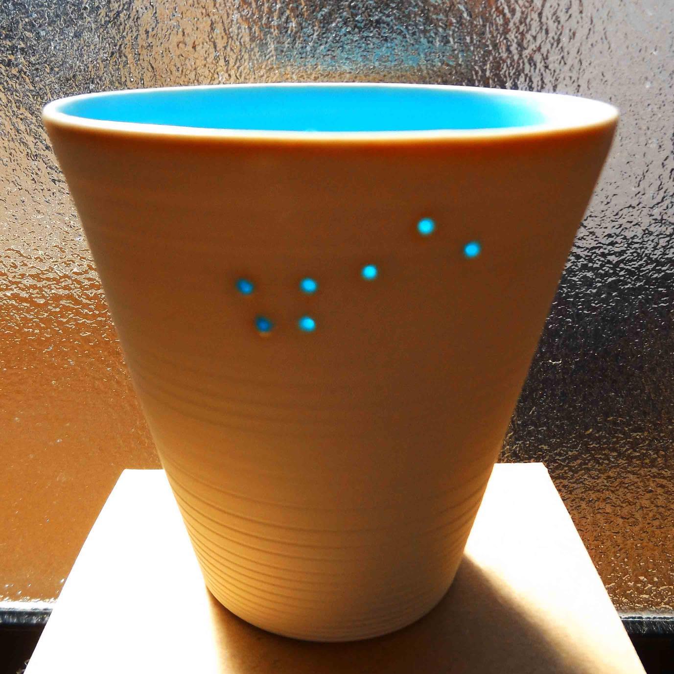 湘南大磯で空や海などの蒼い色の陶磁器を制作しています。  Shop:　 ギャラリー幹 京都