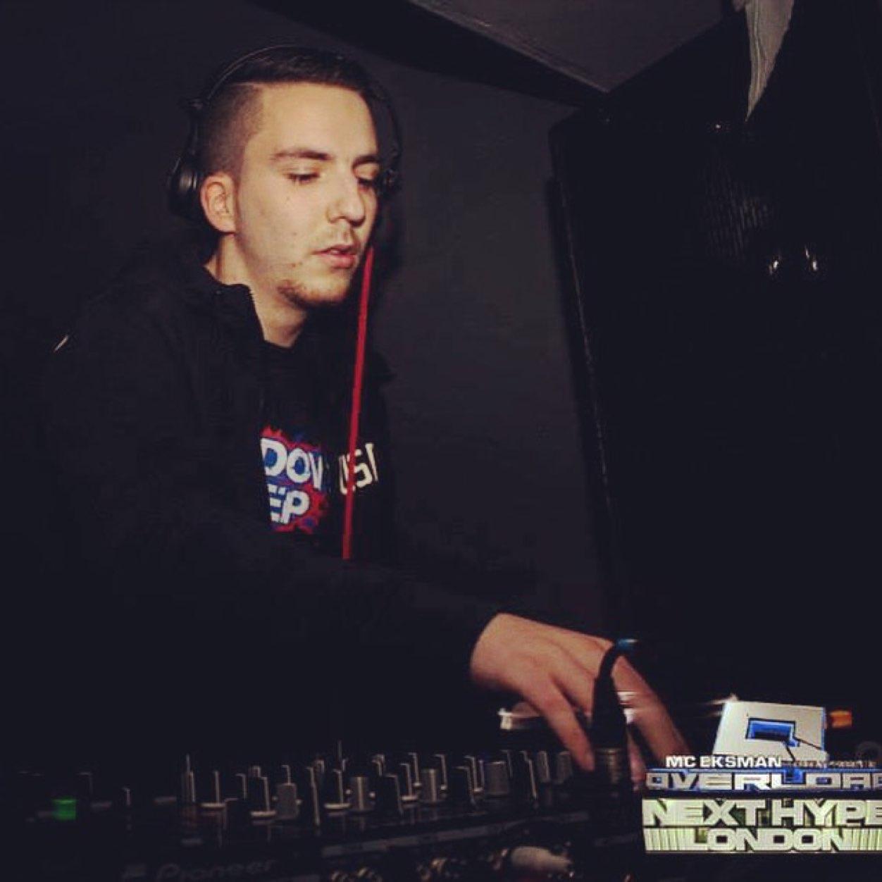 I push buttons and that. Drum and Bass DJ/Producer hailing from Norwich. Repping Murda Sound Recs.
Bookings/Enquiries; jdrake950@gmail.com