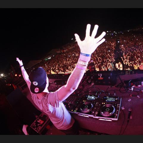 Booking: djketess@gmail.com