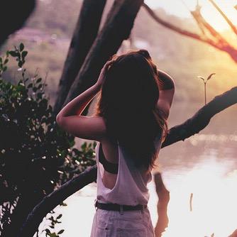 “ Minha vida é aquelas séries que colocam risadas de fundo pra fingir que tá engraçado, quando na verdade, tá deprimente. ”