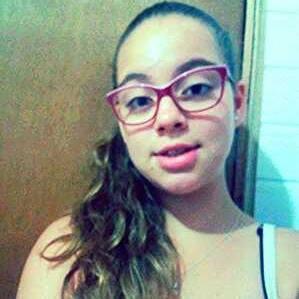 Ela é marrenta, nenhum playboy aguenta, não vai com papo torto pra ela, se orienta