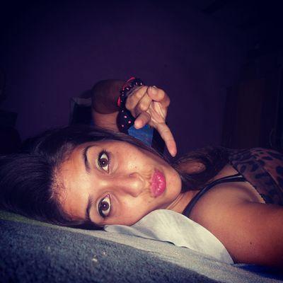 ...Tan lejos estás de mi y nada se de vos
no se donde andarás y sufro..
La vida nos unió y así nos separó
tan sólo quedan pensamientos...