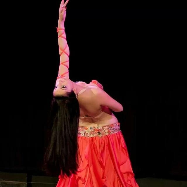 Belly dance choreographer and performer from London, love life, love dance!