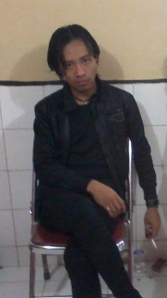 Engga semua yang elo tau tentang gue itu bener, jangan pernah elo ngomong tentang gue, kalo elo ga tau, siapa gue sebenernya ..