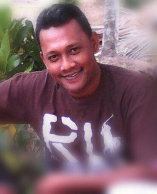 aku hanya seorang lelaki yang menumpang berkelana di dunia