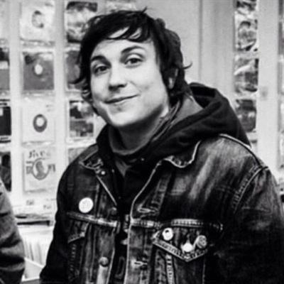 H-hey, I'm Frank.. 16, in college. I like dogs, and coffee., {secretly loves cuddles.} Rock&Metal's my jam.