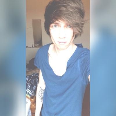 •typical teenager twat•17•obscure bands•wannabe guitarist•#followback
