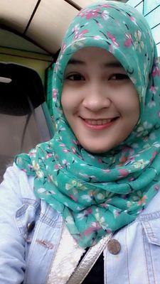 EchaaBee's profile picture. Dia penjaga diri, penjaga pandangan, penjaga keimanan dan pendekat antara hamba dan Tuhan-Nya, itulah hijab :')