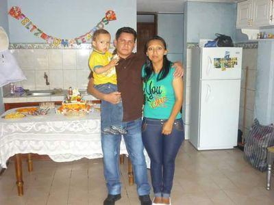 Alegre madre de dos bebes hermosos