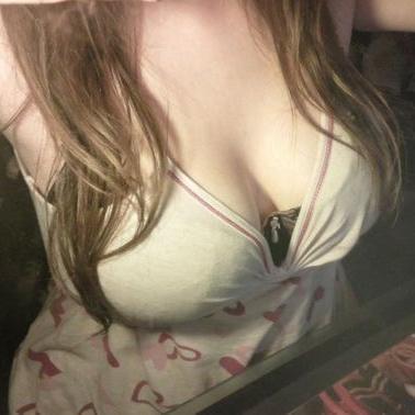 Florinewebcam's profile picture. Étudiante #bisexuelle j'adore le sexe et je ne m'en cache pas comme tu pourras le voir si tu oses regarder ma webcam de jeune coquine