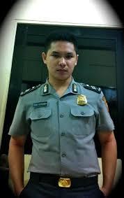 Terkadang kamu harus berhenti mencari orang yang tepat untuk hidupmu, dan membiarkan dia datang sendiri padamu.