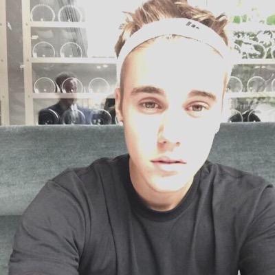 Beliebers sigam o @officialfahlo e baixem o @shots por que nada meu flopa, sou o Justin bieber 'justinbieber'.