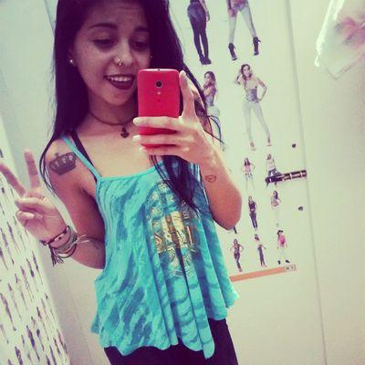 19 anos ,Chata pra porra, conselheira, chorona, amo animais , torcedora fanática da S.E.P , fã do Paramore :3