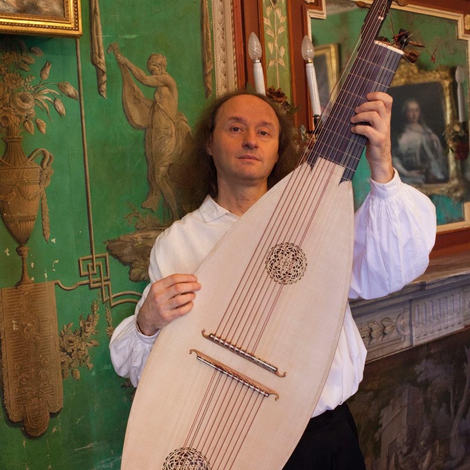 musician ( lute, early guitars and baroque mandolin player)