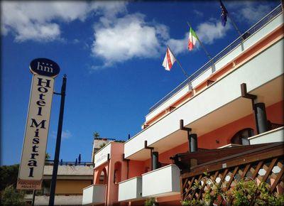 Hotel a Marina di Campo - Isola d'Elba
22 camere, accogliente meublè a due passi dal centro cittadino e dalla spiaggia, parcheggio privato.