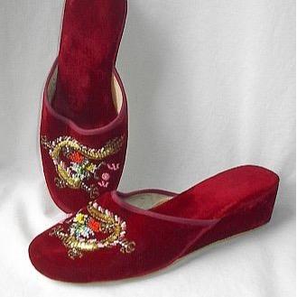 a pair of slippers trying to get recognition they deserve. tweets should not be taken personally apologies in advance im just a harsh ass slipper