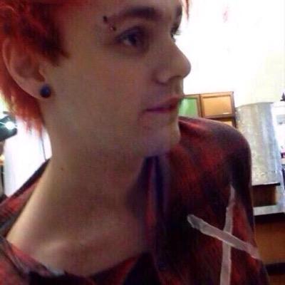 aye I followed you, so follow me. ((: @HEMMINGSWASHERE