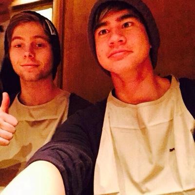 please follow my main account @CUDDLEBALLUKE so we can be friends :-) ((its also only fair since I gave you this free follow))