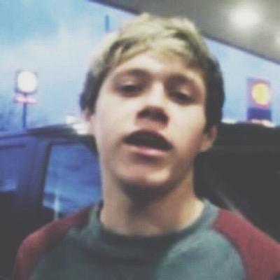 follow @stagramrry if u feel like it lmao