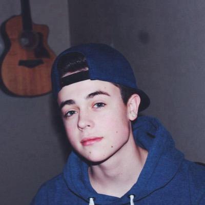 follow @camftdeezysides bc she loves you xx