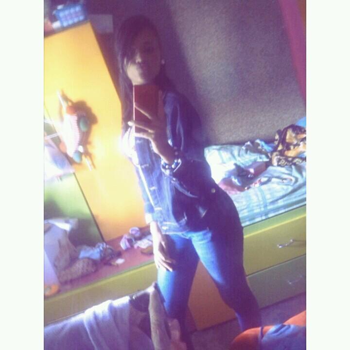 Estudio Arquitectura, Estoy en una academia de bailes Urbanos y soy recreadora.. La pasiones de mi vida que me ayudan a seguir luchando*-----*♥