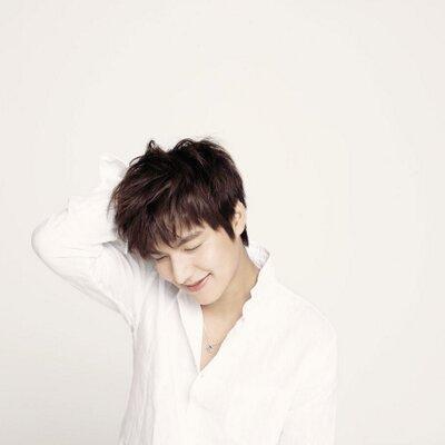 aisyah_minoz's profile picture. I am RAFLATAHUGS  3 @rafaell_16 And minoz @actorleeminho #hugs #charmingcrew @SMASHindonesia