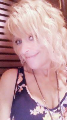 makeup artist by trade, bartender & server by choice, love people, learning and diversity. Truly, I am fascinated with life!