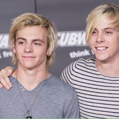 follow @queenrikerR5 - this is one of my old accounts that im now using for voting for the KCAs #VoteRossLynch #VoteAustinAndAlly #VoteLauraMarano -