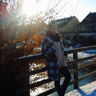 привет - { I can't wait untill it's christmas ✨} - { family goes first ⭐️} - { keep always your head up no matter what is happening } - до свидания.