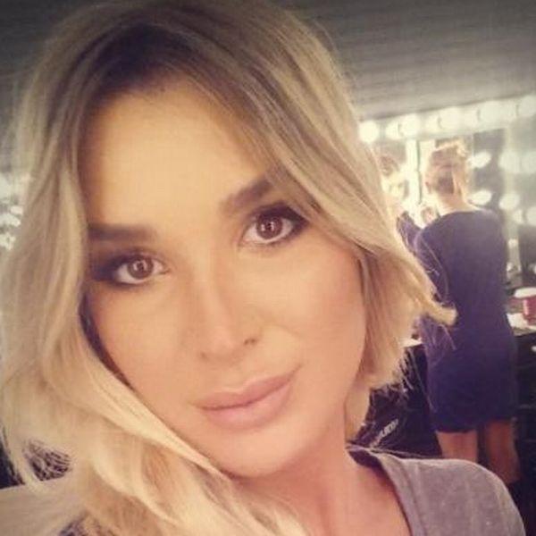 AmyMilaAndrews's profile picture. The less routine the more life.