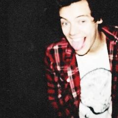 I just gave you a free follow so please can you follow @hugmeharryls