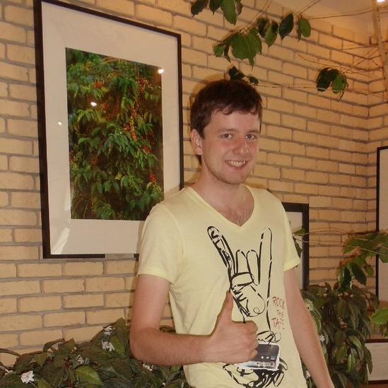 Менеджер в Связном, студент.