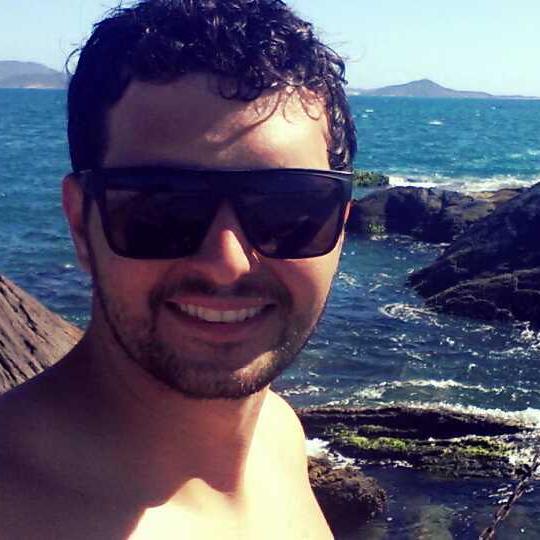 Jovem de 23 anos, cristão, estudante de arquitetura e urbanista.