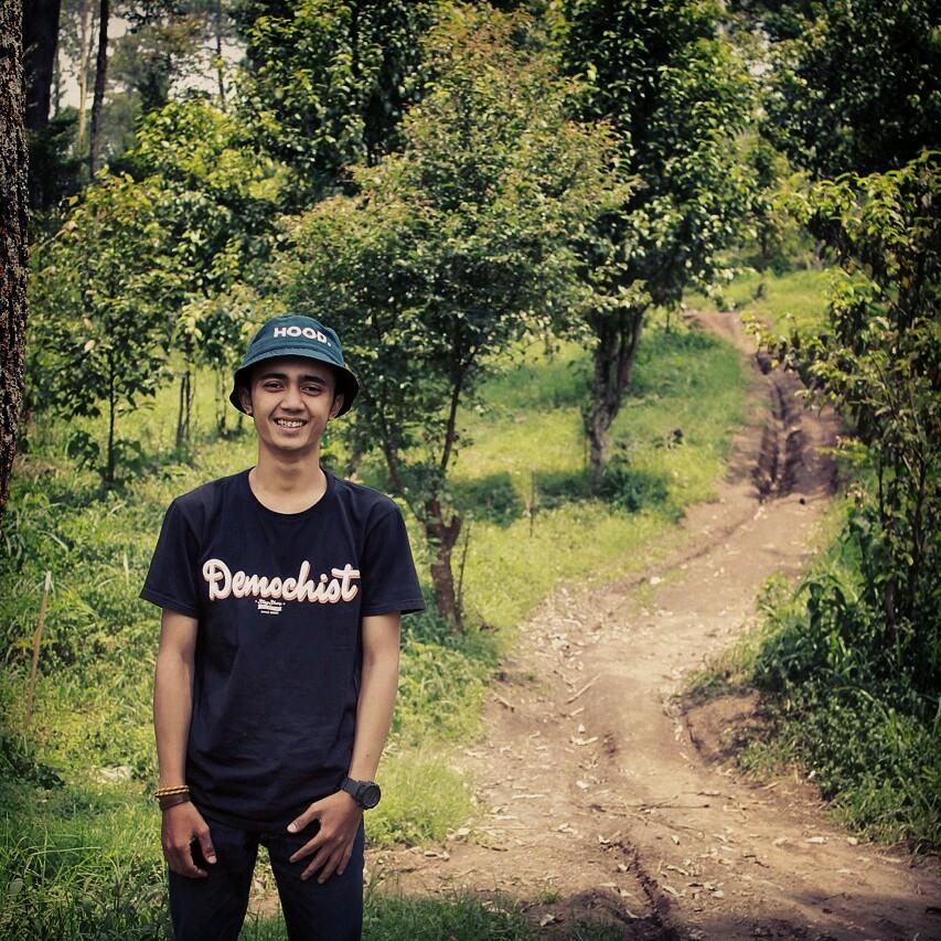 |29 mei 1995 ec♥||Economy Management | Indonesia Computer University '13|