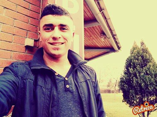 Aşka aşığız sen üstüne alınma...