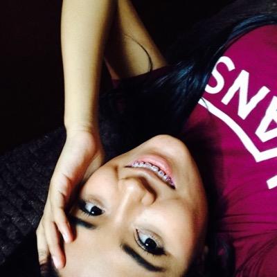 hillaryvz1's profile picture. 