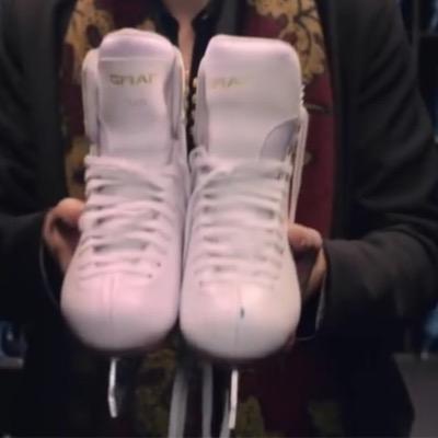 im the white skates from the night changes video!!!
