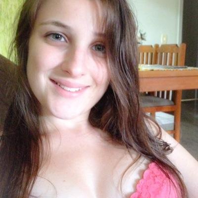 Um sorriso, um abraço apertado,uma musica, estar com quem eu gosto, riir ate a barriga doer ... são coisas simples, mas me faz muito feliz.