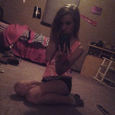 -17 years old 
-April 4th, 1997
-Robert Walters has my heart(;
-country girl;p
-18 years old
-fourwheelin/muddin
-blue is my fav color
-horses(: