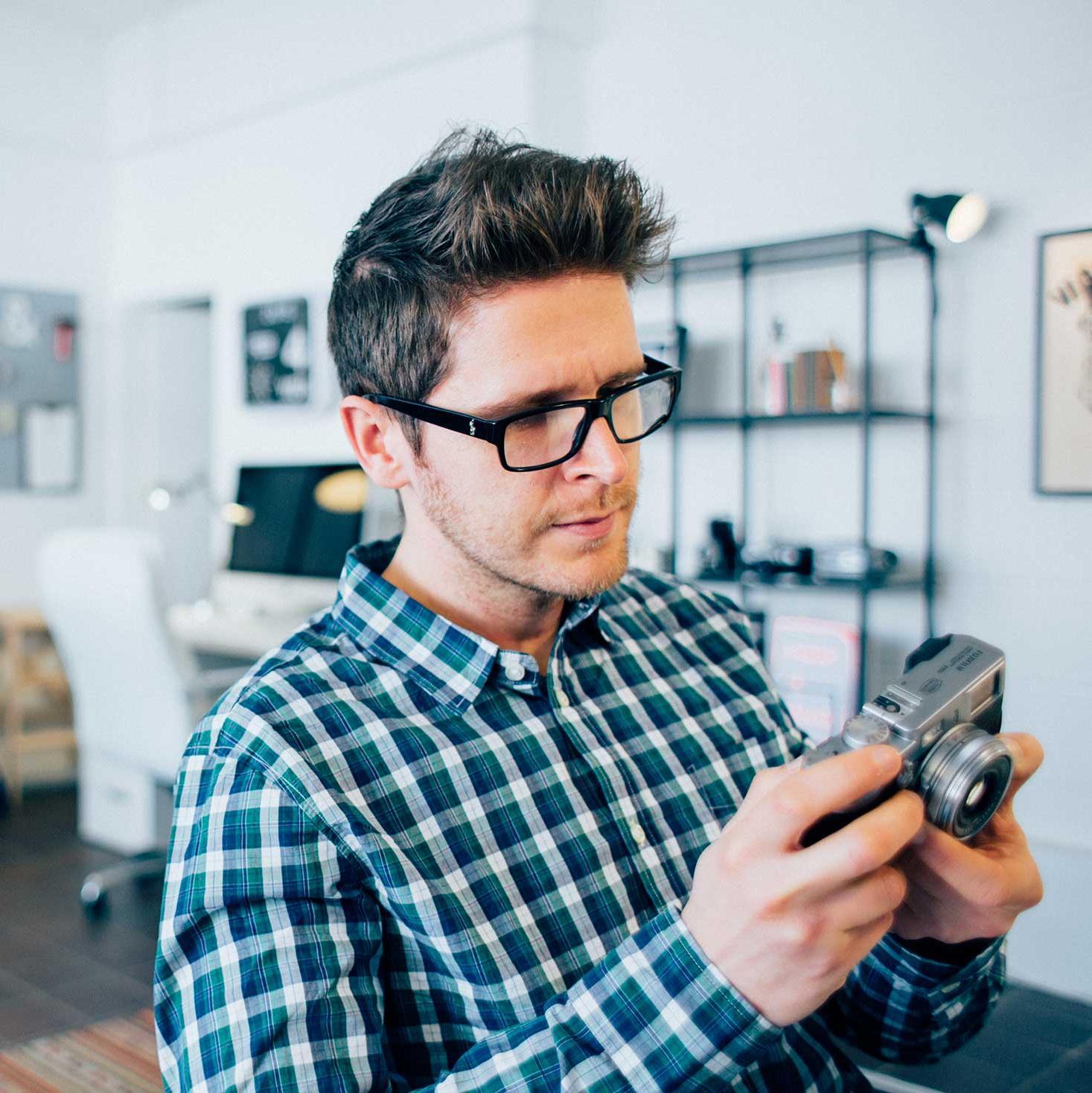 AlexisCWest's profile picture. Creative @girl_andboy. Ex photographer, full time illustrator /web designer