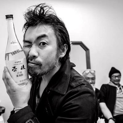 「人生とは自分への自己暴露である」
自問自答的セッションをひたすら無駄に繰り返し続ける中性系。流されないけど、され放題。頑固だけれど、天の邪鬼。些細な気持ちでこころの微笑交わしを広げたいと願う40オーバーのグラフィックデザイアー♂。