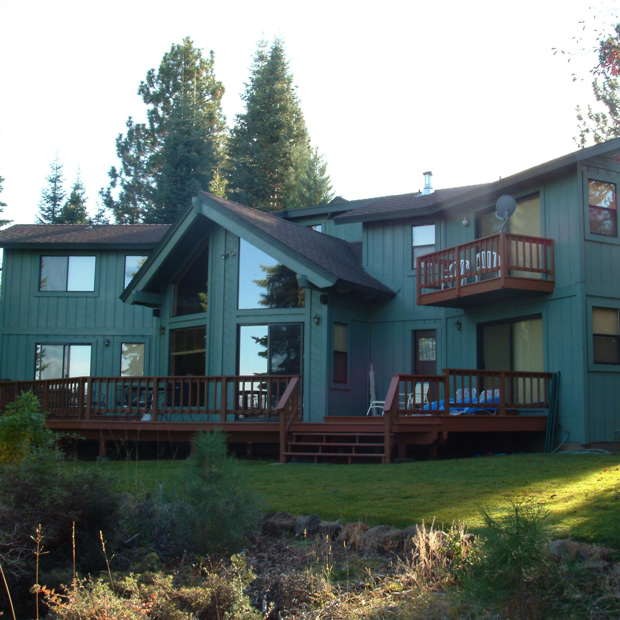 LakeAlmanorStay's profile picture. Lake Almanor Vacation Rental House | 4br/3ba lakefront rental | Perfect for family vacations & small weddings, retreats & fishing trips | Owner @DeannaLares