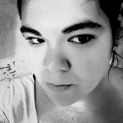 ADICCIóN BIPOLARIZADA POR LA MúSICA / COCINA Y AMIGOS. AMANTE CALETA DE LOS LIBROS / ESCRITORA MONSE Y ACOMPLEJADA (buscando emociones desconocidas).