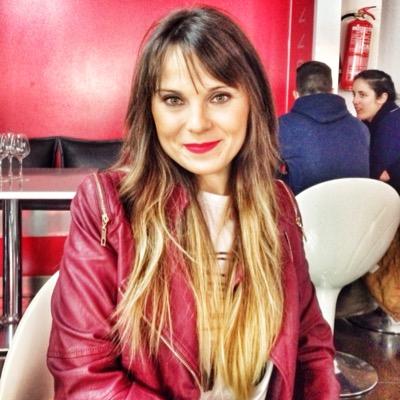 La vida es como un espejo, obtenemos los mejores resultados cuando sonreímos.
