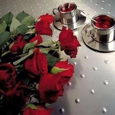 عٍرٍفَتٌ آنْ آلُدِنْيَآ بْخـيَرٍ ..يَۆم عٍرٍفَتٌگ منْ بْيَنْ نْسآء آلُگۆنْ ۆلُآ آبْيَ آعٍيَشُ إلُآ معٍگ آنْتٌيَ يَآشُمعٍتٌيَ