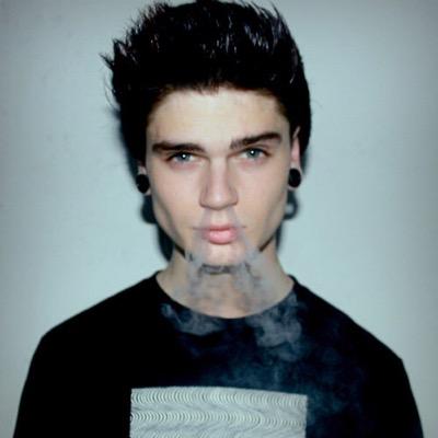 yea im a guy irl and im not gay, so like if you're gY we can be bestfriends or something but im inlove with pussy