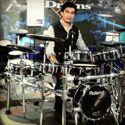 Nutriólogo/Baterista Egresado de la Universidad del Valle de Atemajac.