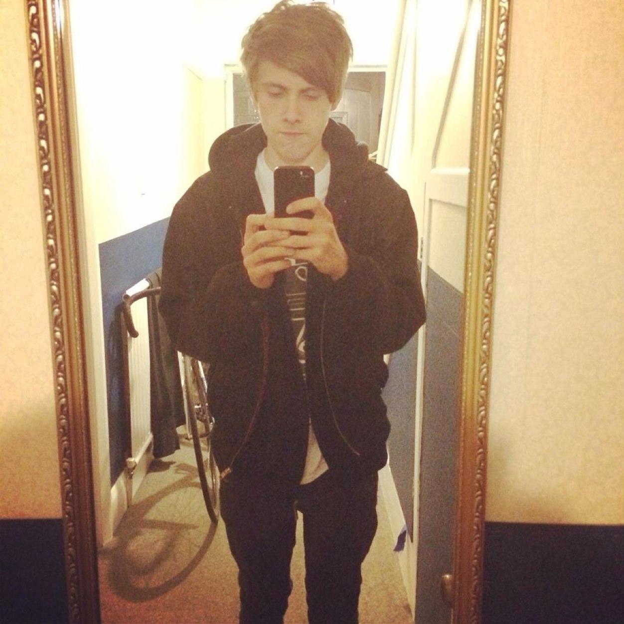 eshbish97's profile picture. 17| bassist for @esterveuk| step 2 rythm| Shannon3