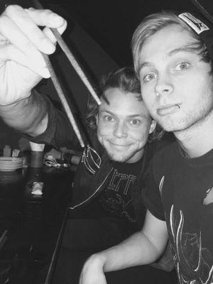 * 5sos / 1D / YouTubers / * Chilena, Amante de la comida, Me gusta cantar, Mi sueño conocer al rubius  *-* y que matt skajem me siga *-*