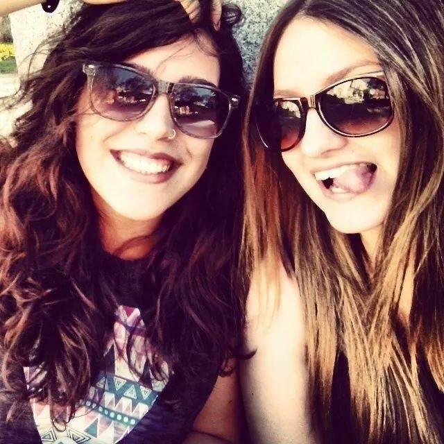 Somos Natalia Freiso (@natalia_freixo) y Susana Gonzalo (@LullabySusie). Versionamos canciones diversas: indie, pop, reggaeton.. ¡todo lo que se pueda cantar!